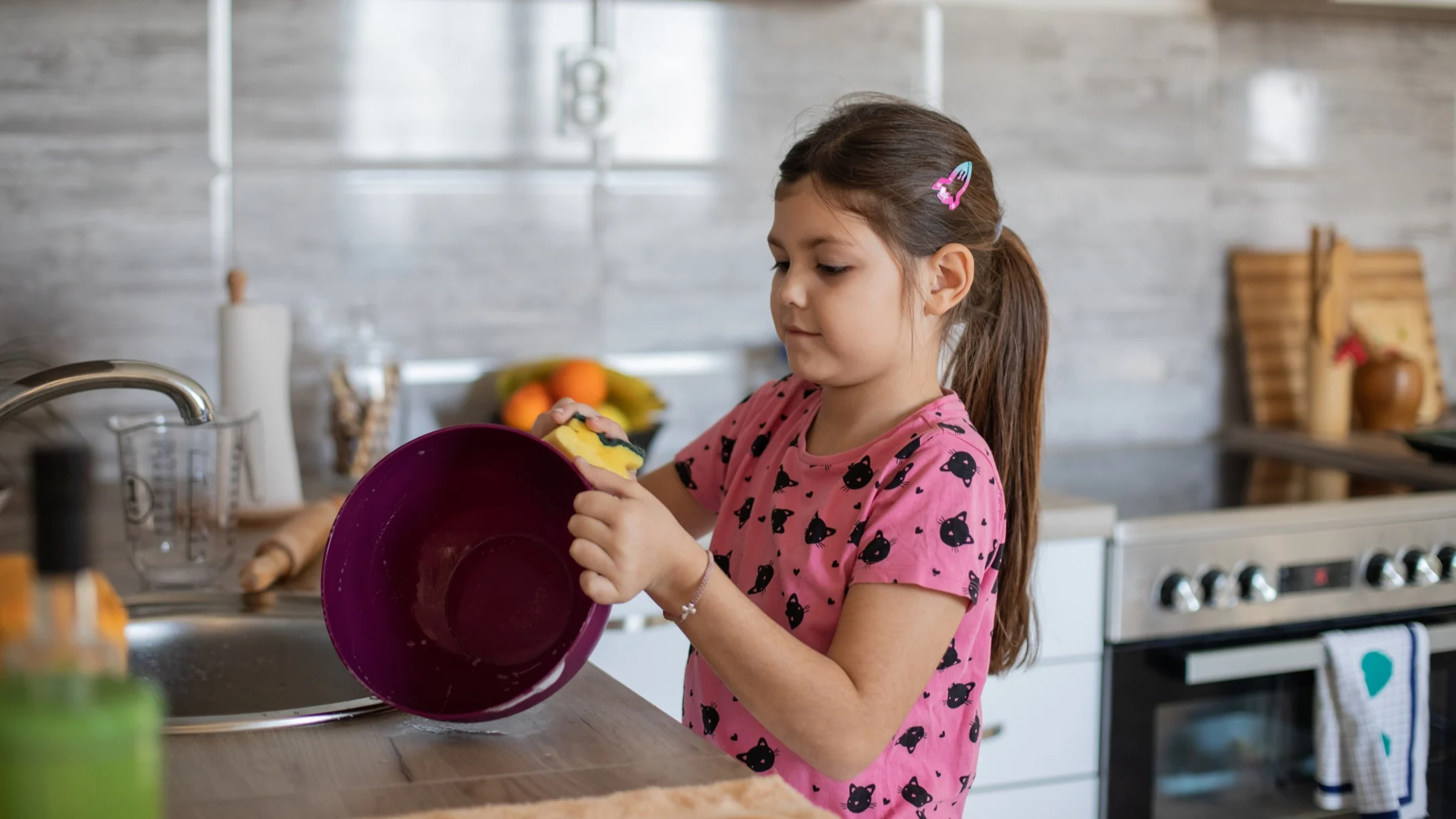 girl washing dishes